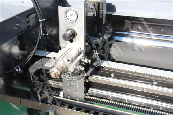 全自動<a href='http://m.sdzhjy.cn/xingyezixun/748.html' target='1' style='font-size:14px; font-weight:bold; color:#ff0000;'>裥棉機</a>